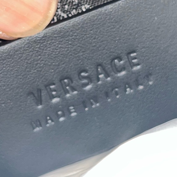 VERSACE NEW Italian Leather Wristlet with box + card + dust bag - Picture 4 of 9